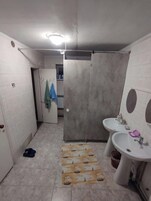 Bañera con ducha, artículos de tocador gratuitos, pantuflas, toallas