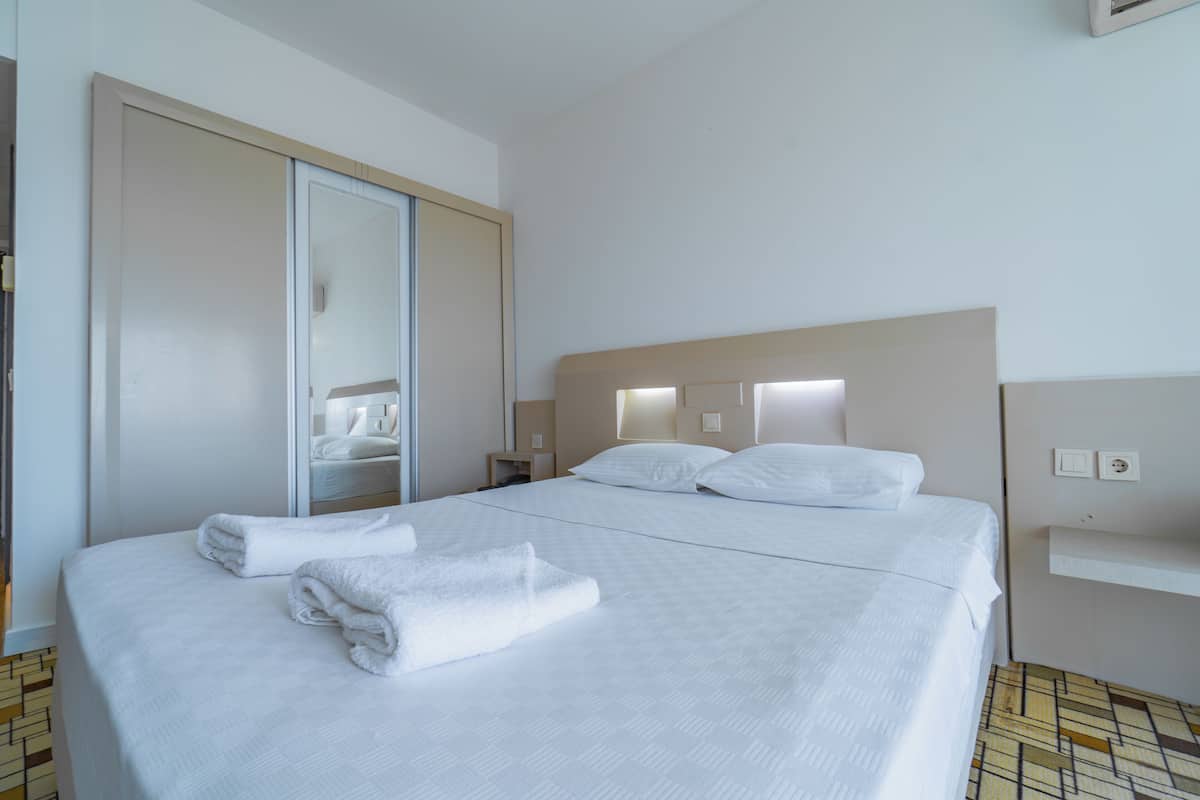 Standard Room, Balcony | Premium bedding, in-room safe, laptop workspace, soundproofing
