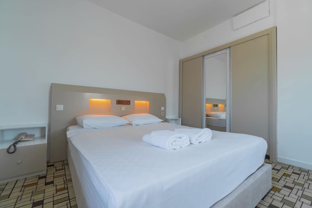Deluxe Suite, Balcony, Sea View | Premium bedding, in-room safe, laptop workspace, soundproofing