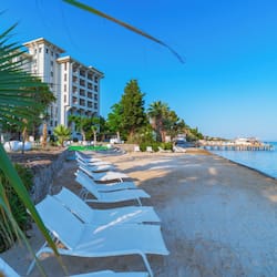 Am Strand, Liegestühle, Sonnenschirme, Strandtücher