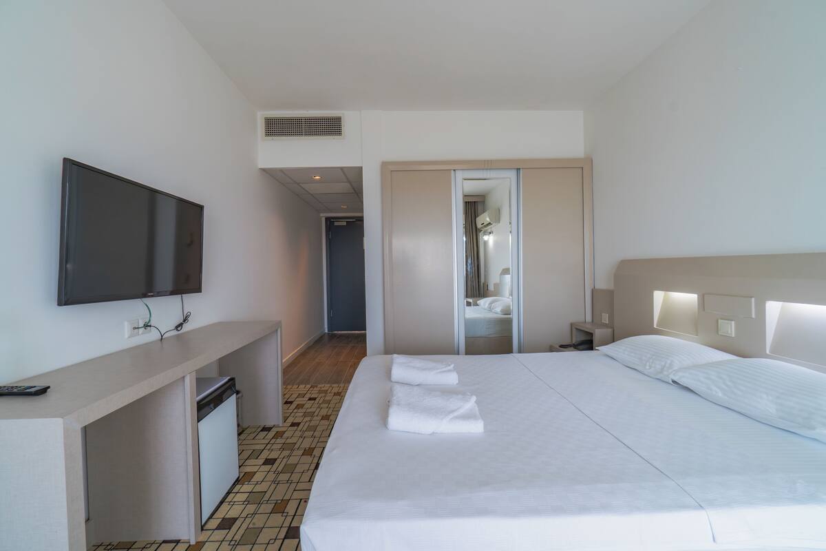 Premium bedding, in-room safe, laptop workspace, soundproofing