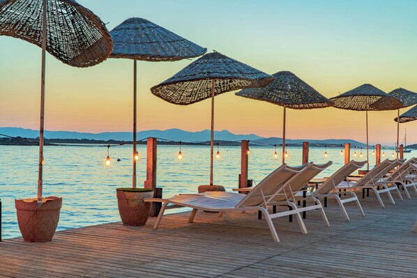 Accommodatie ligt op het strand, ligstoelen, parasols, strandlakens