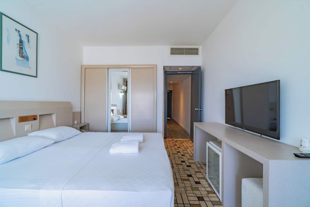 Superior Room, Balcony, Sea View | Premium bedding, in-room safe, laptop workspace, soundproofing