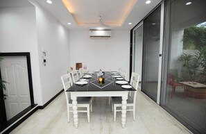 Villa superior, balcón, vista a la montaña | Restaurantes