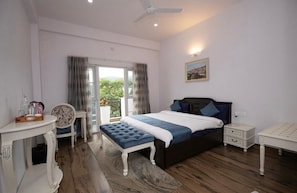 Villa superior, balcón, vista a la montaña | 6 habitaciones, espacio para trabajar con laptop y wifi gratis 
