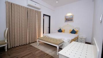 Villa superior, balcón, vista a la montaña | 6 habitaciones, espacio para trabajar con laptop y wifi gratis