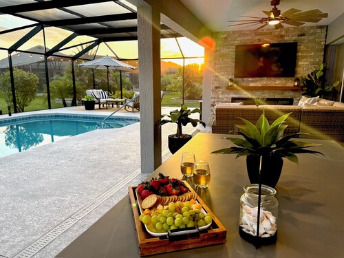 Poolside Palms–Modern Luxury Retreat with Private Resort-Style Pool and Electric 4-seater Golf Cart