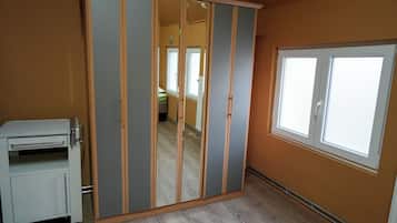 Chambre Triple, non-fumeurs | Bureau, espace de travail pour ordinateur portable
