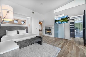 Luxury House, Multiple Beds, Pool Access, Mountain View (Mulholland View) | 2 bedrooms, individually decorated, individually furnished, desk - Mulholland View - Mid-century Modern Escape w/ Infinity Pool (Los Angeles)