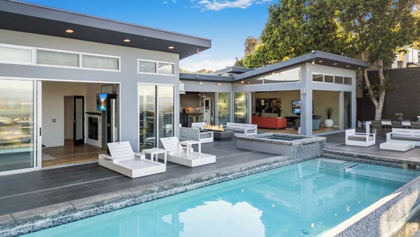 Outdoor pool, pool umbrellas, sun loungers - Mulholland View - Mid-century Modern Escape w/ Infinity Pool (Los Angeles)