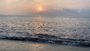 A beach with waves and a sunset. - Hoang Lam Hotel (Hai Phong)