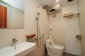 Luxury Double Room, City View | Bilik Mandi | Pancuran mandi, pengering rambut, tuala disediakan, syampu 