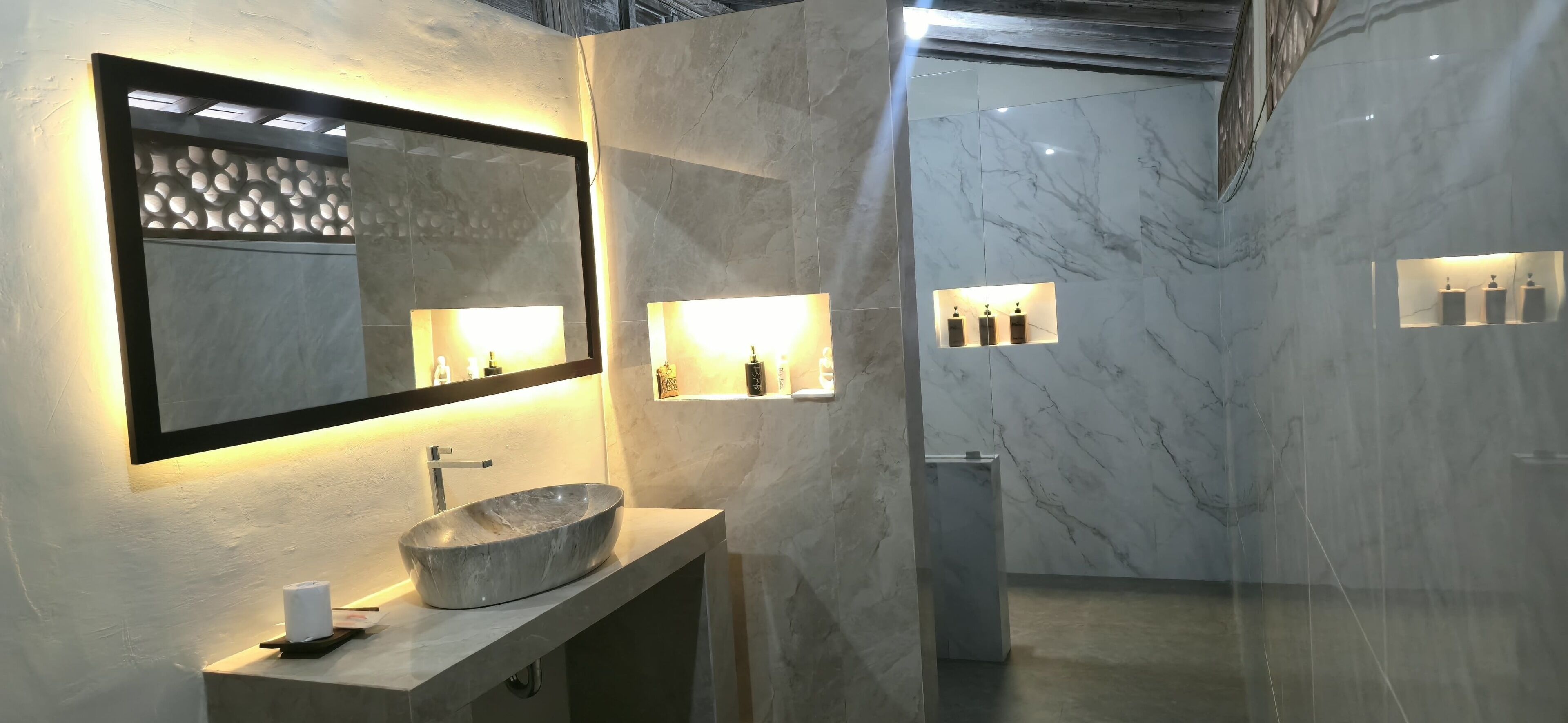 Traditionele eenpersoonskamer, uitzicht op zwembad | Badkamer | Een douche, een regendouche,  milieuvriendelijk toiletgerief