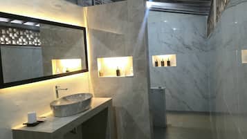 Traditionele eenpersoonskamer, uitzicht op zwembad | Badkamer | Een douche, een regendouche, milieuvriendelijk toiletgerief
