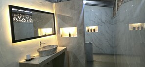 Traditional Single Room, Pool View | Bathroom | Shower, rainfall showerhead, eco-friendly toiletries, hair dryer - Mara Inn (Nusa Dua)