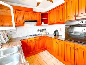 Réfrigérateur, four à micro-ondes, un four, surface de cuisson