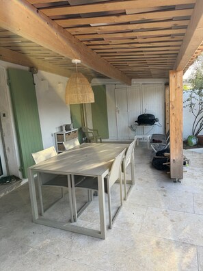 تناول الطعام بالخارج