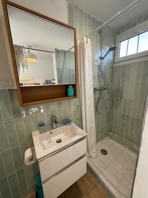 مجففات شعر، مناشف، صابون، ورق حمّام