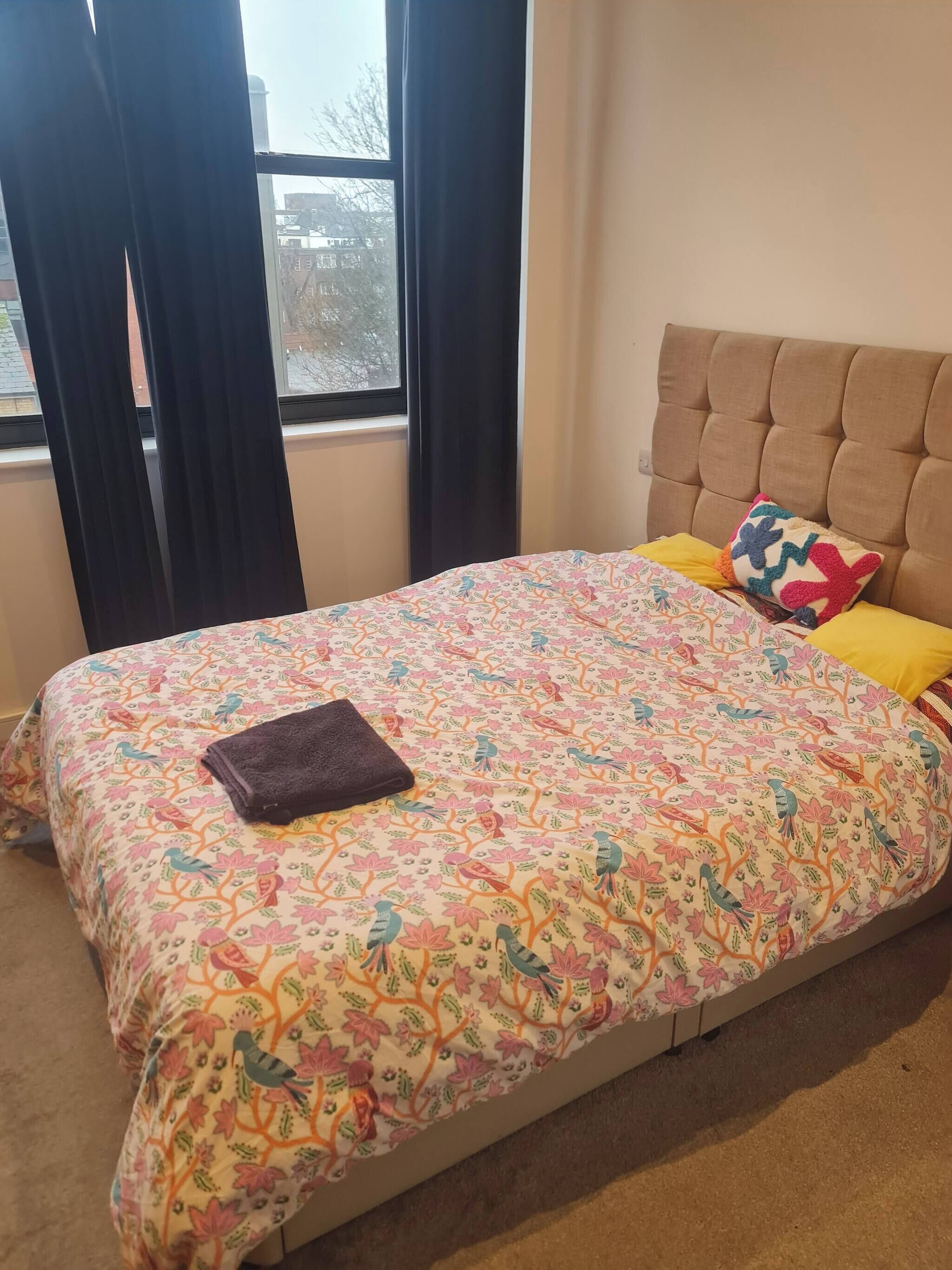 Una camera da letto con un letto, una finestra e tende.