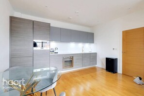 Apartment, 2 Bedrooms, Accessible, City View | Dining room
