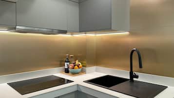 Frigorifero, microonde, piano cottura, lavastoviglie