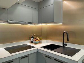 Kühlschrank, Mikrowelle, Herdplatte, Geschirrspüler