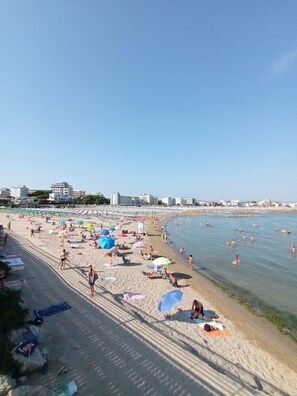 Una spiaggia nelle vicinanze