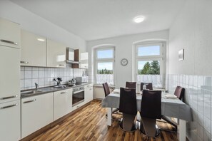 Fridge, microwave, oven, stovetop - Wupper Home II, top location Ideal for business people, fitters, families, 3 rooms (Wuppertal)