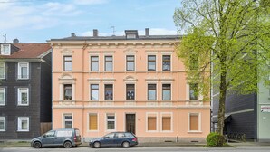 A row of multi-story residential buildings with a classic architectural style, featuring symmetrical windows and a central entrance. - Wupper Home II, top location Ideal for business people, fitters, families, 3 rooms (Wuppertal)