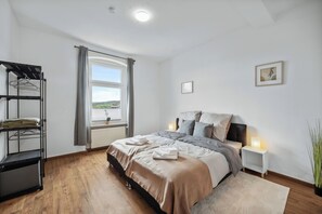 2 bedrooms, desk, travel cot, WiFi - Wupper Home II, top location Ideal for business people, fitters, families, 3 rooms (Wuppertal)