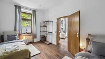2 habitaciones, escritorio, cuna de viaje y wifi