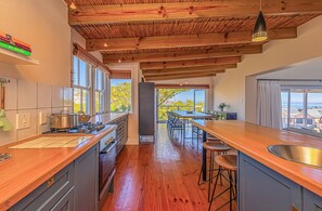 Casa familiar, vista a la laguna | Cocina privada | Refrigerador con congelador, microondas, horno y parrilla de estufa 