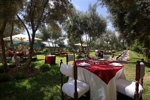 Tempat makan outdoor