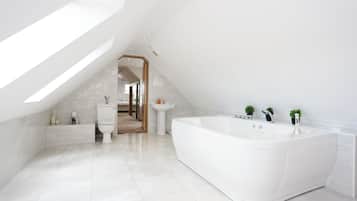 Comfort House, Garden View | Bathroom | Separate bathtub and shower, free toiletries, hair dryer, towels