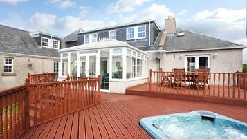 Vista frontal de la propiedad