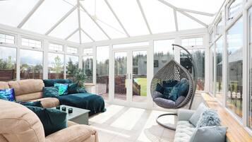 Hus Comfort - utsikt mot trädgården | 11 sovrum, arbetsyta för laptop, gratis wi-fi och sängkläder