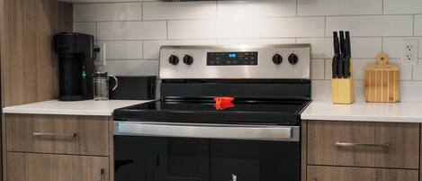 ثلاجة، ميكروويف، فرن، موقد طهي مسطح