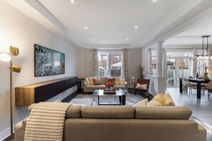 Een televisie, een open haard en een kantoor