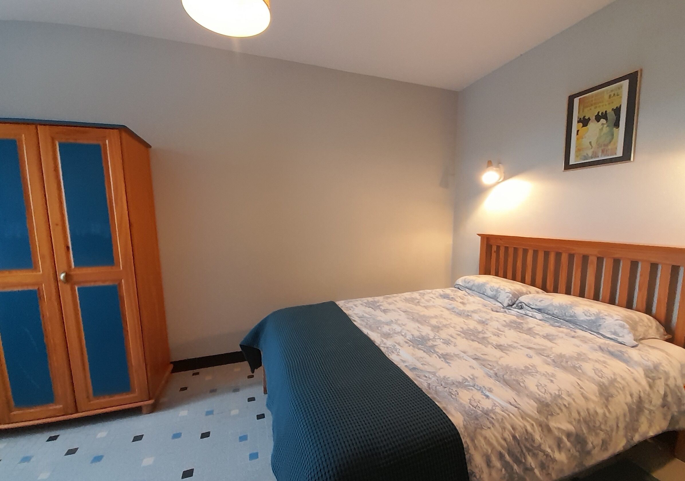 1 chambre, fer et planche à repasser, Wi-Fi gratuit, draps fournis