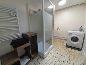 Handtücher, Seife, Shampoo, Toilettenpapier
