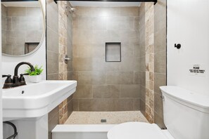 Classic Suite | Bathroom | Shower, free toiletries, hair dryer, towels - Extended Stay Comfy Suites (Philadelphia)