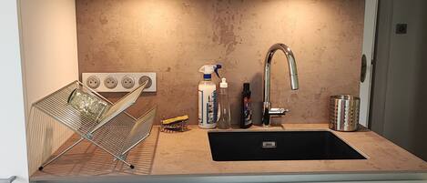 冷蔵庫、電子レンジ、オーブン、コンロ