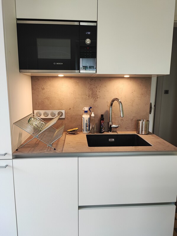 Køleskab, mikrobølgeovn, ovn, kogeplade