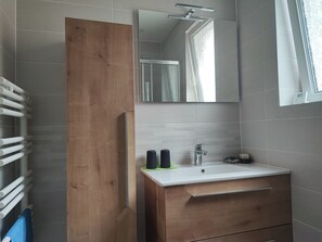 Ducha, secador de pelo, toallas, jabón