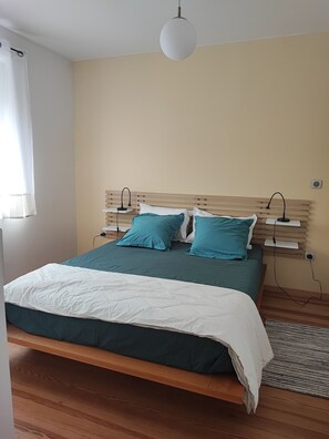 1 quarto, escrivaninha, ferros/tábuas de passar roupa, berço de viagem