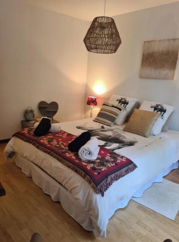 2 chambres, fer et planche à repasser, Wi-Fi, draps fournis