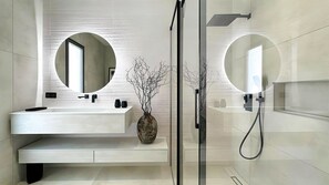 淋浴设施、吹风机、毛巾、肥皂