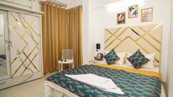 Meja kerja, ruang kerja ramah laptop, dan Wi-Fi gratis