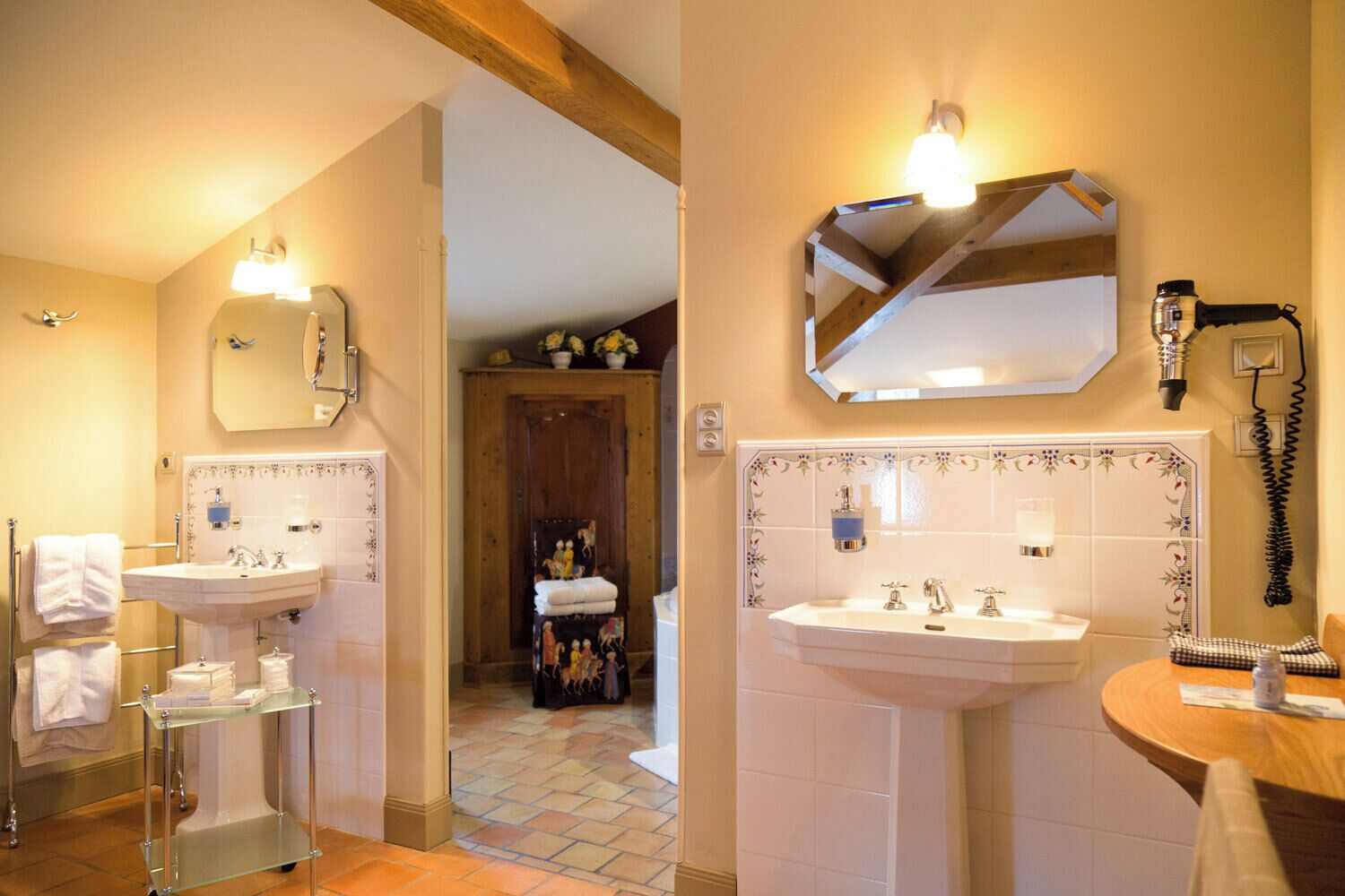 Deluxe dubbelrum | Badrum | Hårtork, handdukar, tvål och schampo