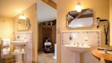 Deluxe Double Room | Bathroom | Hair dryer, towels, soap, shampoo